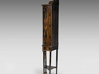 An english georgian black and gilt japanned corner cabinet, 18thc, h 190 - w 60 cm - afbeelding 5 van  10