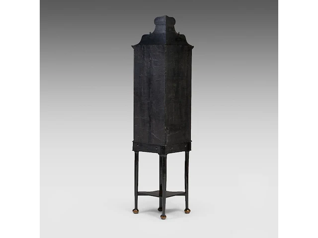 An english georgian black and gilt japanned corner cabinet, 18thc, h 190 - w 60 cm - afbeelding 6 van  10