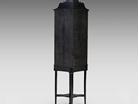 An english georgian black and gilt japanned corner cabinet, 18thc, h 190 - w 60 cm - afbeelding 6 van  10