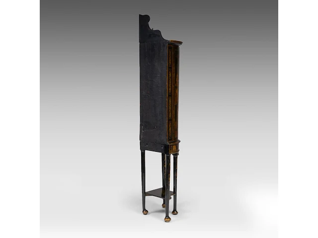 An english georgian black and gilt japanned corner cabinet, 18thc, h 190 - w 60 cm - afbeelding 7 van  10