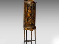 An english georgian black and gilt japanned corner cabinet, 18thc, h 190 - w 60 cm - afbeelding 8 van  10