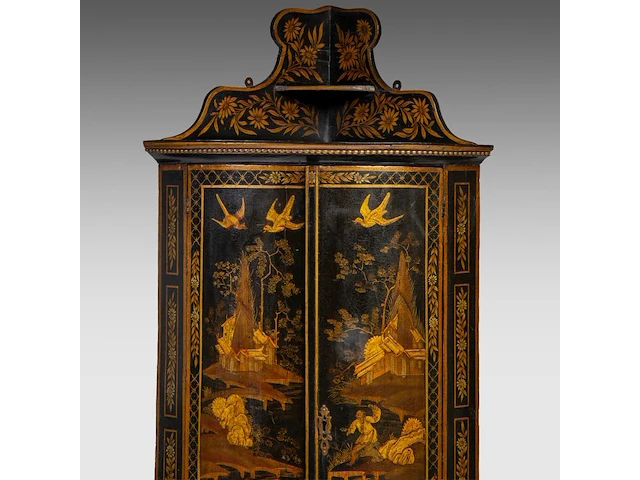 An english georgian black and gilt japanned corner cabinet, 18thc, h 190 - w 60 cm - afbeelding 9 van  10
