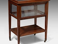 An english mahogany and glass serving trolley and tray 80 x 60.5 x 42 cm. (31 1/2 x 23.82 x 16.53 in.)