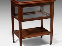 An english mahogany and glass serving trolley and tray 80 x 60.5 x 42 cm. (31 1/2 x 23.82 x 16.53 in.) - afbeelding 2 van  7