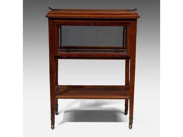 An english mahogany and glass serving trolley and tray 80 x 60.5 x 42 cm. (31 1/2 x 23.82 x 16.53 in.) - afbeelding 3 van  7