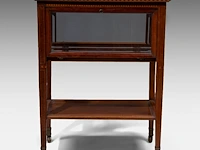 An english mahogany and glass serving trolley and tray 80 x 60.5 x 42 cm. (31 1/2 x 23.82 x 16.53 in.) - afbeelding 3 van  7