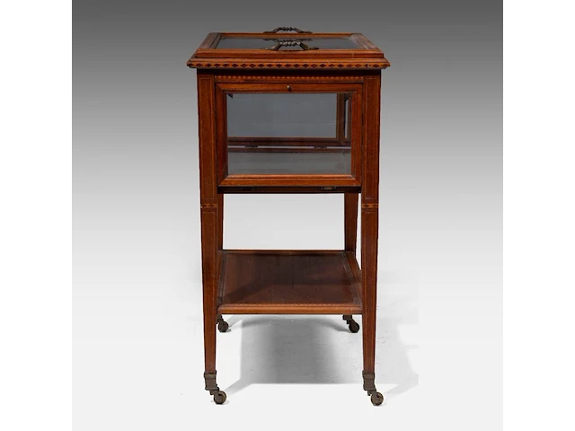 An english mahogany and glass serving trolley and tray 80 x 60.5 x 42 cm. (31 1/2 x 23.82 x 16.53 in.) - afbeelding 6 van  7