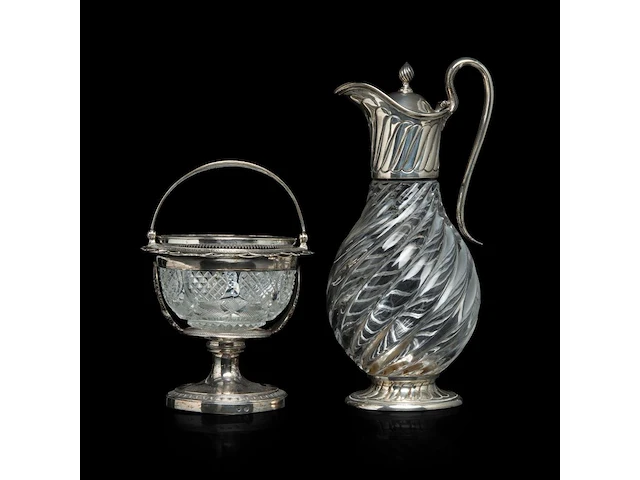 An english silver and glass ewer and a dutch silver bonbonnière, h 22 - 29 cm - afbeelding 1 van  6
