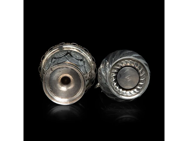 An english silver and glass ewer and a dutch silver bonbonnière, h 22 - 29 cm - afbeelding 5 van  6
