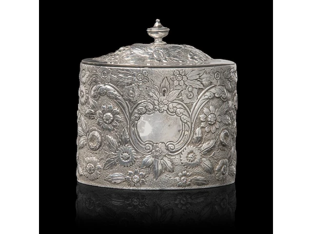 An english silver tea caddy, hallmark london, maker's mark william vincent, weight: 380 g - afbeelding 1 van  6