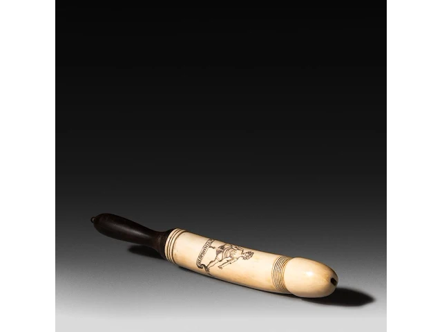 An engraved ivory dildo 'the whirligig' with a wooden handle, english, 19thc, total h 35,5 cm - ivory h 21 cm - ø 4,5 cm - 452g (+) - afbeelding 1 van  6