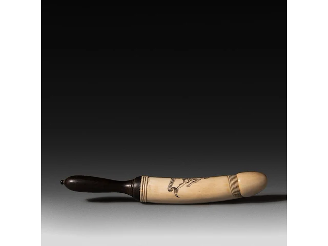 An engraved ivory dildo 'the whirligig' with a wooden handle, english, 19thc, total h 35,5 cm - ivory h 21 cm - ø 4,5 cm - 452g (+) - afbeelding 2 van  6