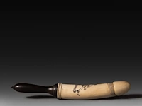An engraved ivory dildo 'the whirligig' with a wooden handle, english, 19thc, total h 35,5 cm - ivory h 21 cm - ø 4,5 cm - 452g (+) - afbeelding 2 van  6