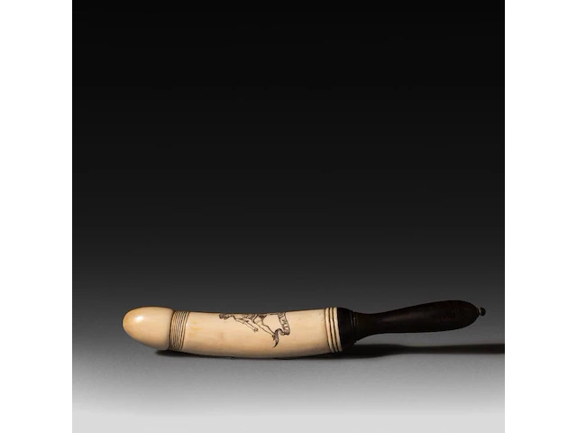 An engraved ivory dildo 'the whirligig' with a wooden handle, english, 19thc, total h 35,5 cm - ivory h 21 cm - ø 4,5 cm - 452g (+) - afbeelding 3 van  6