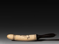 An engraved ivory dildo 'the whirligig' with a wooden handle, english, 19thc, total h 35,5 cm - ivory h 21 cm - ø 4,5 cm - 452g (+) - afbeelding 3 van  6