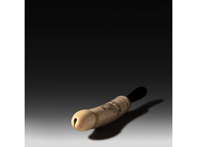 An engraved ivory dildo 'the whirligig' with a wooden handle, english, 19thc, total h 35,5 cm - ivory h 21 cm - ø 4,5 cm - 452g (+) - afbeelding 4 van  6