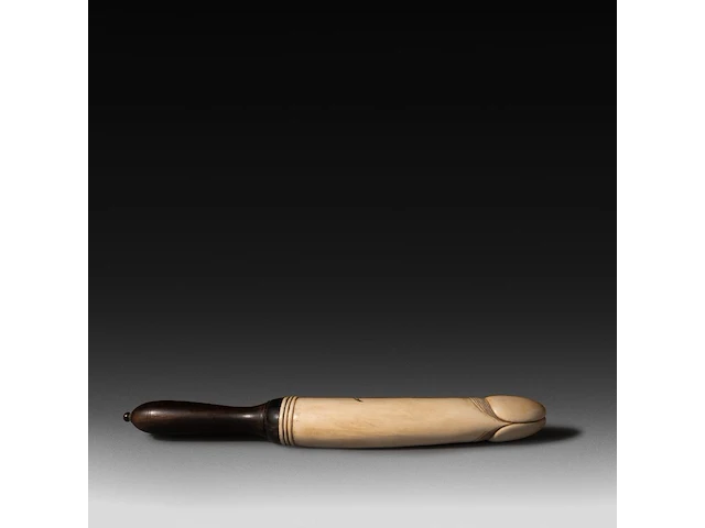 An engraved ivory dildo 'the whirligig' with a wooden handle, english, 19thc, total h 35,5 cm - ivory h 21 cm - ø 4,5 cm - 452g (+) - afbeelding 5 van  6