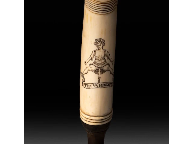 An engraved ivory dildo 'the whirligig' with a wooden handle, english, 19thc, total h 35,5 cm - ivory h 21 cm - ø 4,5 cm - 452g (+) - afbeelding 6 van  6