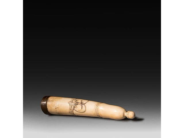 An engraved phallic ivory snuffbox with a brass end and screw lid with an acorn, english, 19thc, h 21,5 cm - w 4,5 cm - d 3,5 cm - 190g (+) - afbeelding 1 van  8