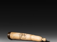 An engraved phallic ivory snuffbox with a brass end and screw lid with an acorn, english, 19thc, h 21,5 cm - w 4,5 cm - d 3,5 cm - 190g (+)