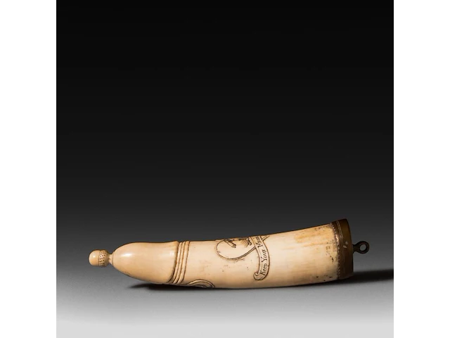 An engraved phallic ivory snuffbox with a brass end and screw lid with an acorn, english, 19thc, h 21,5 cm - w 4,5 cm - d 3,5 cm - 190g (+) - afbeelding 2 van  8