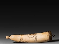 An engraved phallic ivory snuffbox with a brass end and screw lid with an acorn, english, 19thc, h 21,5 cm - w 4,5 cm - d 3,5 cm - 190g (+) - afbeelding 2 van  8