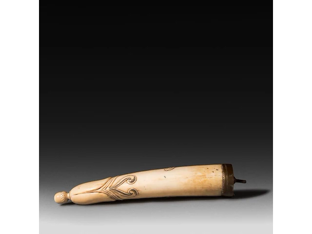 An engraved phallic ivory snuffbox with a brass end and screw lid with an acorn, english, 19thc, h 21,5 cm - w 4,5 cm - d 3,5 cm - 190g (+) - afbeelding 3 van  8