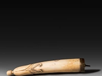 An engraved phallic ivory snuffbox with a brass end and screw lid with an acorn, english, 19thc, h 21,5 cm - w 4,5 cm - d 3,5 cm - 190g (+) - afbeelding 3 van  8