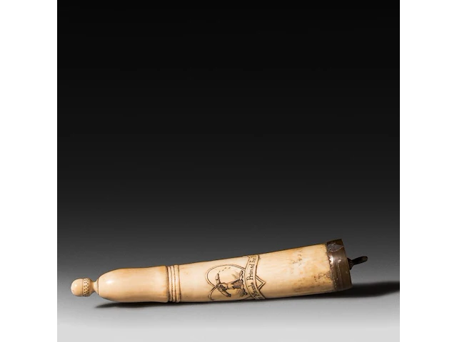 An engraved phallic ivory snuffbox with a brass end and screw lid with an acorn, english, 19thc, h 21,5 cm - w 4,5 cm - d 3,5 cm - 190g (+) - afbeelding 4 van  8