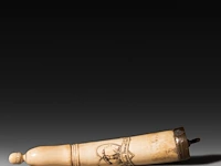 An engraved phallic ivory snuffbox with a brass end and screw lid with an acorn, english, 19thc, h 21,5 cm - w 4,5 cm - d 3,5 cm - 190g (+) - afbeelding 4 van  8