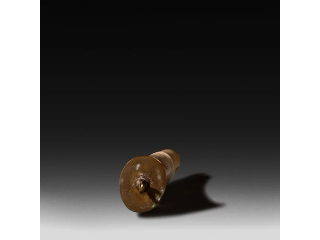 An engraved phallic ivory snuffbox with a brass end and screw lid with an acorn, english, 19thc, h 21,5 cm - w 4,5 cm - d 3,5 cm - 190g (+) - afbeelding 6 van  8