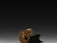 An engraved phallic ivory snuffbox with a brass end and screw lid with an acorn, english, 19thc, h 21,5 cm - w 4,5 cm - d 3,5 cm - 190g (+) - afbeelding 6 van  8