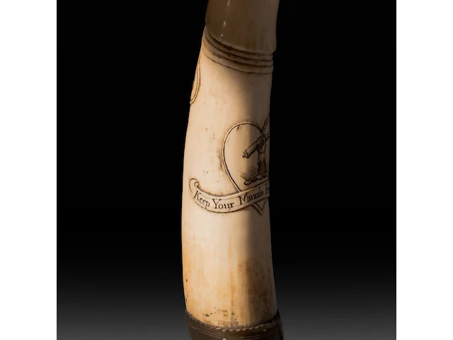 An engraved phallic ivory snuffbox with a brass end and screw lid with an acorn, english, 19thc, h 21,5 cm - w 4,5 cm - d 3,5 cm - 190g (+) - afbeelding 7 van  8