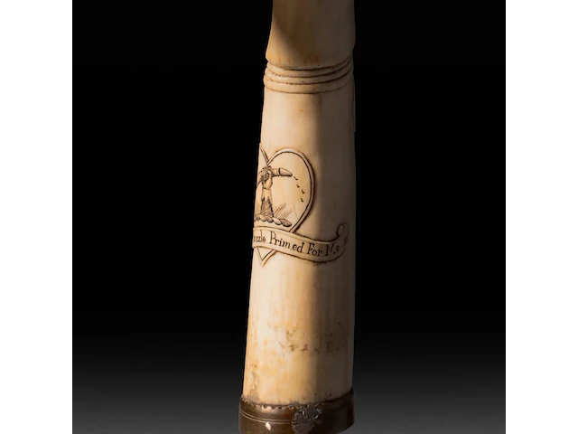 An engraved phallic ivory snuffbox with a brass end and screw lid with an acorn, english, 19thc, h 21,5 cm - w 4,5 cm - d 3,5 cm - 190g (+) - afbeelding 8 van  8