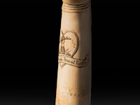 An engraved phallic ivory snuffbox with a brass end and screw lid with an acorn, english, 19thc, h 21,5 cm - w 4,5 cm - d 3,5 cm - 190g (+) - afbeelding 8 van  8