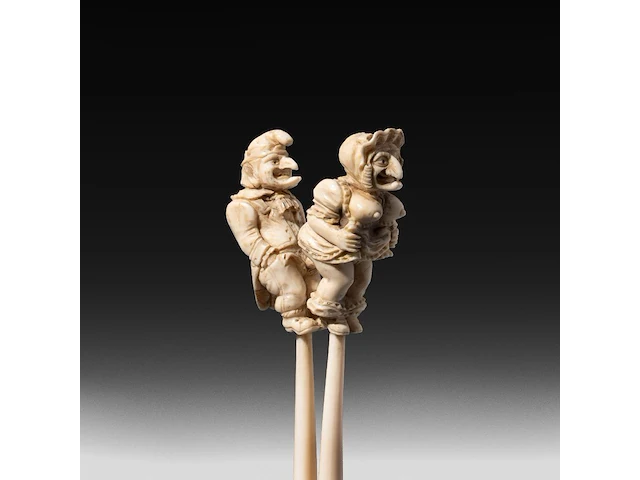 An erotic ivory glove stretcher with the figures of punch and judy having intercourse, english, 19thc, h 24 cm - w 5 cm - 79g (+) - afbeelding 1 van  4