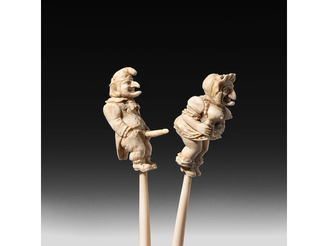 An erotic ivory glove stretcher with the figures of punch and judy having intercourse, english, 19thc, h 24 cm - w 5 cm - 79g (+) - afbeelding 2 van  4