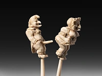 An erotic ivory glove stretcher with the figures of punch and judy having intercourse, english, 19thc, h 24 cm - w 5 cm - 79g (+) - afbeelding 2 van  4