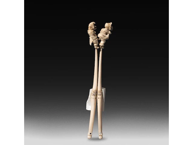 An erotic ivory glove stretcher with the figures of punch and judy having intercourse, english, 19thc, h 24 cm - w 5 cm - 79g (+) - afbeelding 3 van  4