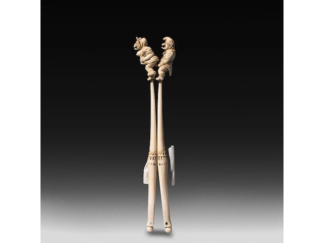 An erotic ivory glove stretcher with the figures of punch and judy having intercourse, english, 19thc, h 24 cm - w 5 cm - 79g (+) - afbeelding 4 van  4