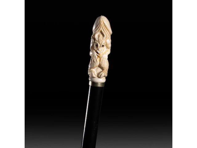 An erotic walking stick with an ivory handle depicting a phallic demon, english, 19thc, total h 92 cm - ivory h 9 cm - ivory w 2,8 cm - total weight 238g (+) - afbeelding 1 van  5