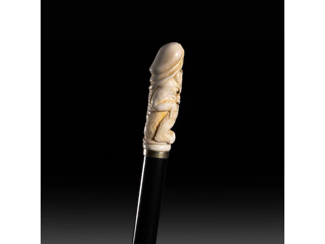 An erotic walking stick with an ivory handle depicting a phallic demon, english, 19thc, total h 92 cm - ivory h 9 cm - ivory w 2,8 cm - total weight 238g (+) - afbeelding 2 van  5