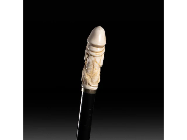 An erotic walking stick with an ivory handle depicting a phallic demon, english, 19thc, total h 92 cm - ivory h 9 cm - ivory w 2,8 cm - total weight 238g (+) - afbeelding 3 van  5