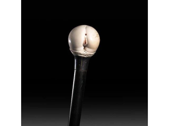 An erotic walking stick with an ivory handle depicting a woman's behind, english, ca. 1900, total h 94 cm - ivory ø 4,5 cm - total weight 298g (+) - afbeelding 1 van  5