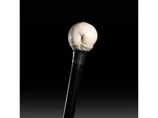 An erotic walking stick with an ivory handle depicting a woman's behind, english, ca. 1900, total h 94 cm - ivory ø 4,5 cm - total weight 298g (+) - afbeelding 2 van  5