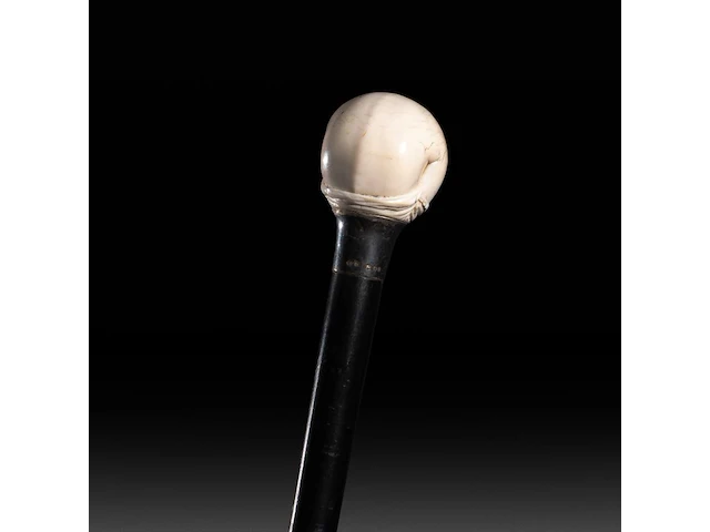 An erotic walking stick with an ivory handle depicting a woman's behind, english, ca. 1900, total h 94 cm - ivory ø 4,5 cm - total weight 298g (+) - afbeelding 3 van  5