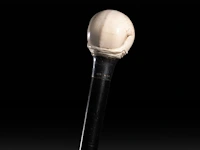 An erotic walking stick with an ivory handle depicting a woman's behind, english, ca. 1900, total h 94 cm - ivory ø 4,5 cm - total weight 298g (+) - afbeelding 3 van  5