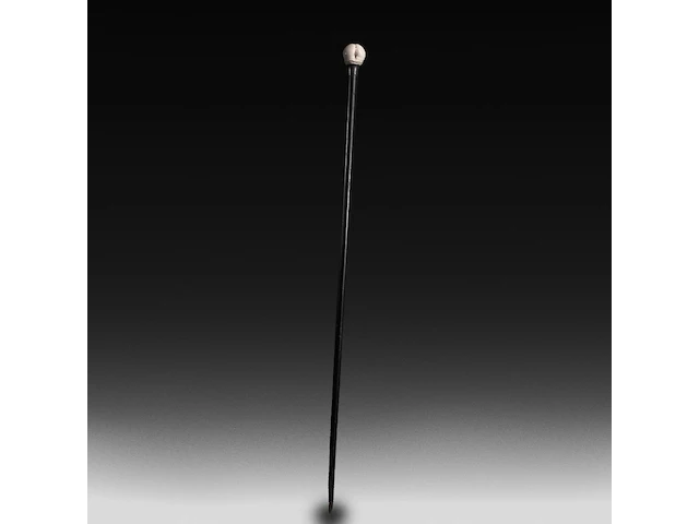 An erotic walking stick with an ivory handle depicting a woman's behind, english, ca. 1900, total h 94 cm - ivory ø 4,5 cm - total weight 298g (+) - afbeelding 5 van  5