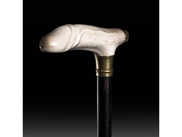 An erotic walking stick with an ivory handle of a phallus also serving as a smoking device, english, 19thc, total h 93 cm - ivory h 4 cm - ivory w 13 cm - total weight 275g (+) - afbeelding 1 van  5