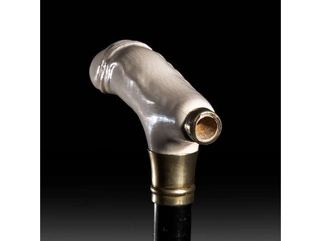 An erotic walking stick with an ivory handle of a phallus also serving as a smoking device, english, 19thc, total h 93 cm - ivory h 4 cm - ivory w 13 cm - total weight 275g (+) - afbeelding 2 van  5